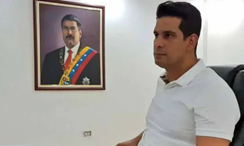 EE. UU. pospone entrega de oficialista sentenciado por corrupción