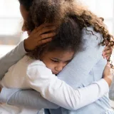 Abrazos enseñados en la niñez reducen vacíos emocionales en adultos