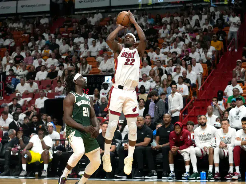 Jimmy Butler puso a temblar a los Bucks