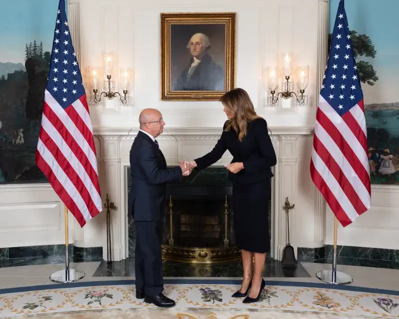 File:First Lady Melania Trump Greets State of the Union Guests (49522674316).jpg