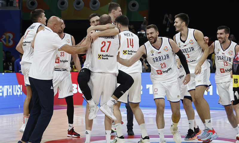 Serbia doma a Canadá y espera rival en la final