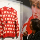 Subastan suéter de Lady Di con oveja negra por un récord de $ 1,1 millones