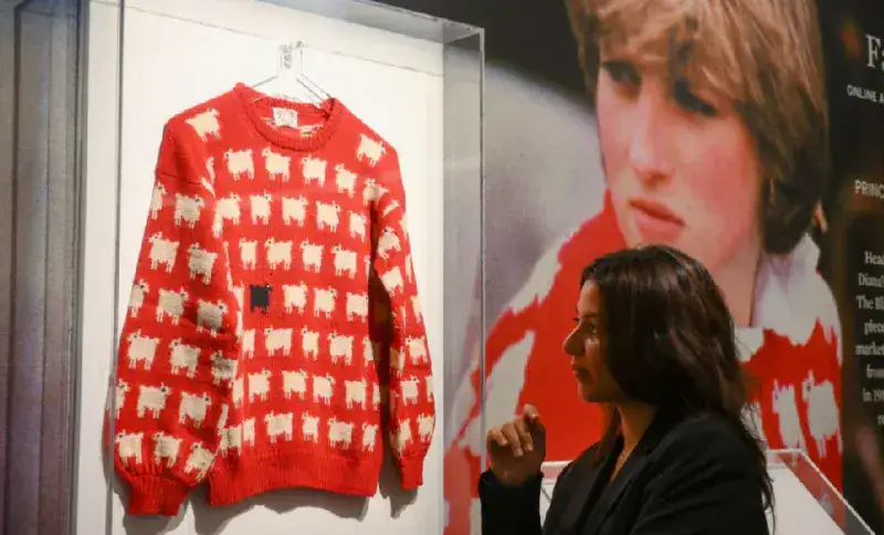 Subastan suéter de Lady Di con oveja negra por un récord de $ 1,1 millones