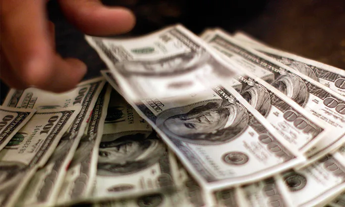 BCV fija el dólar en Bs 736,93 y el paralelo sube a 815,73
