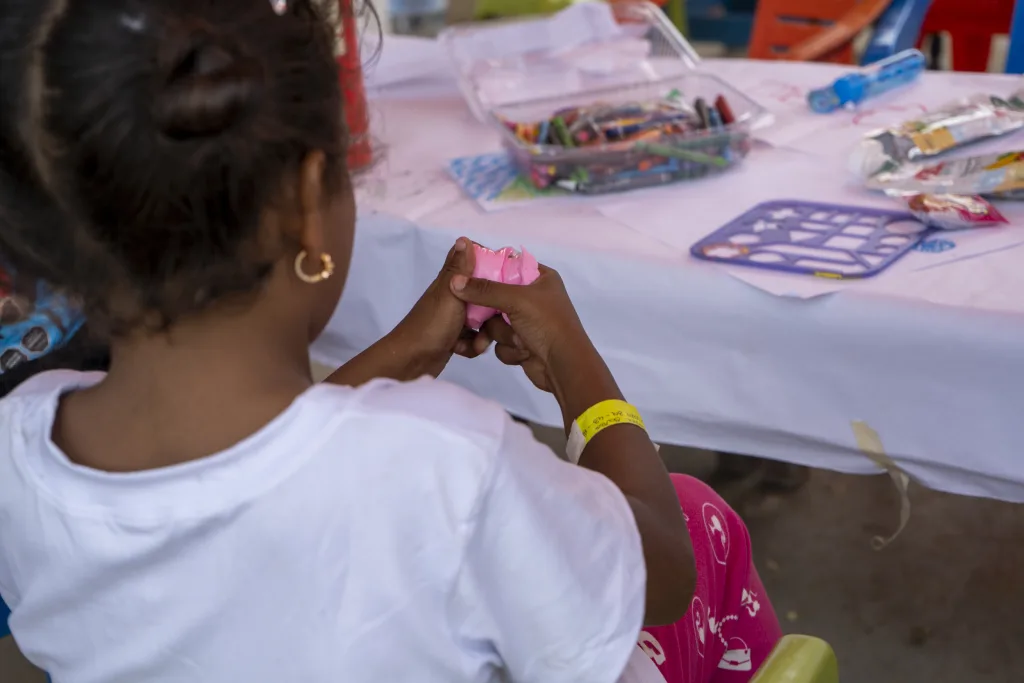 Arte y juego alivian a niños tras terremotos en Caracas