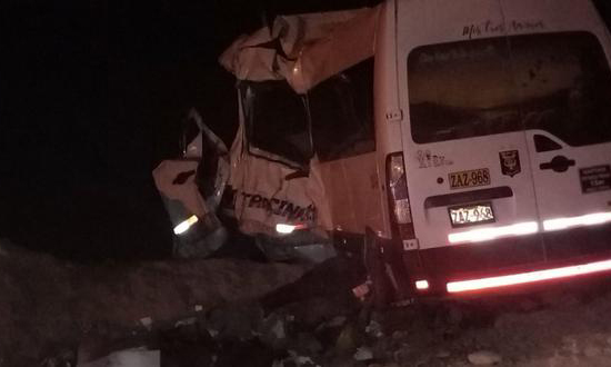 Al menos 10 muertos y 9 heridos tras choque de minivan al sur de Perú