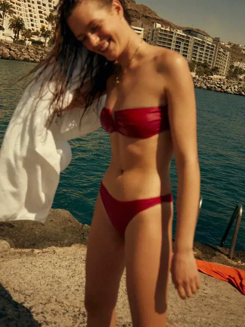 Qué hace peor al cabello en verano: no el secado al aire, sino la humedad prolongada