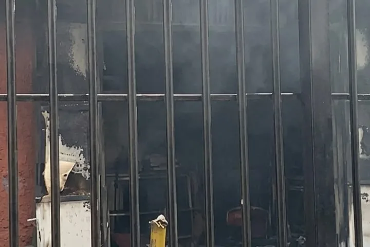 Bomberos sofocaron fuego en un edificio de Catia La Mar y evitaron su expansión