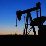 Brent retrocede a 77 dólares por expectativa de mayor oferta global