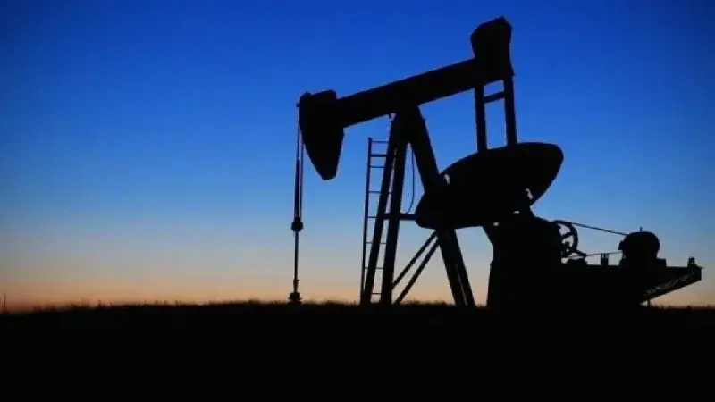 Brent retrocede a 77 dólares por expectativa de mayor oferta global