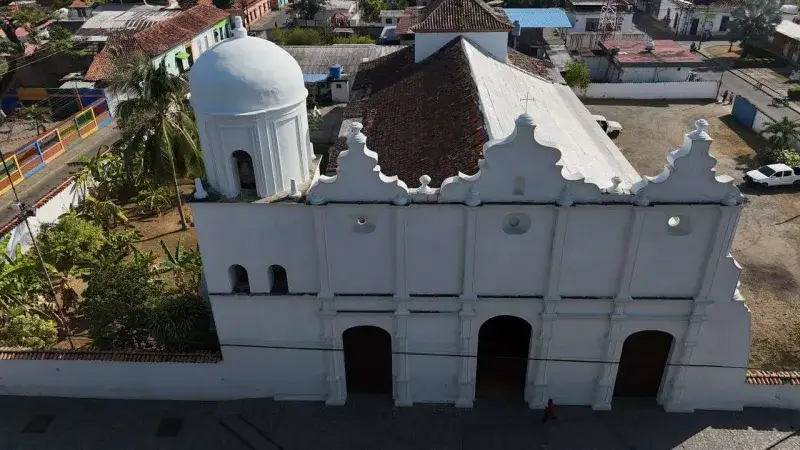 Fachada de la iglesia San Fernando Rey cedió en Ospino