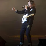 Juanes estrena "Nacimos solos", primer sencillo de la serie "Zorro"
