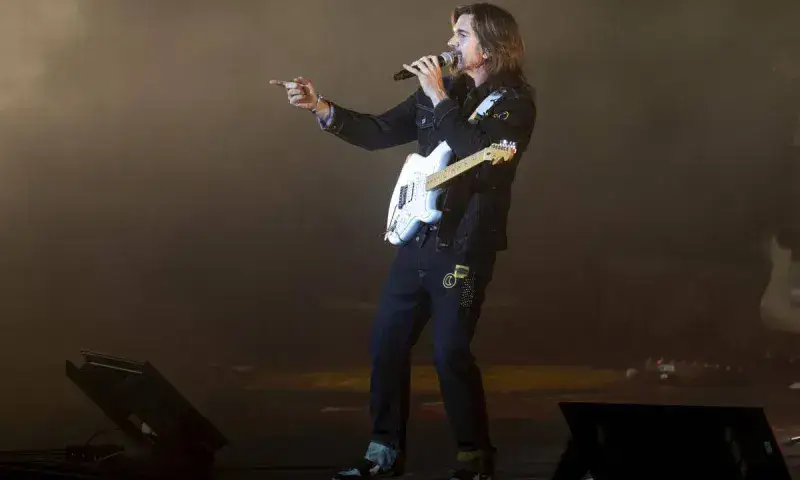 Juanes estrena "Nacimos solos", primer sencillo de la serie "Zorro"