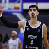 Broncos de Caracas se desquitó con Gaiteros