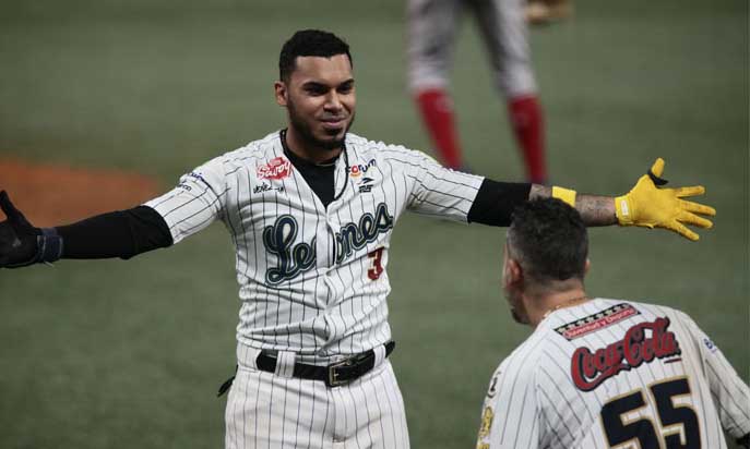 Leones dejan en el terreno a Cardenales igualando la cima 