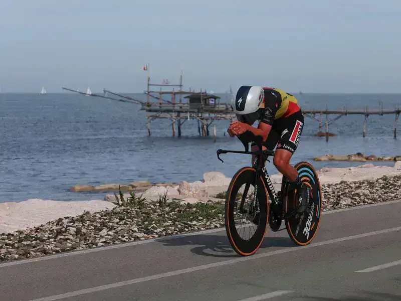 Evenepoel se lleva primera etapa del Giro de Italia