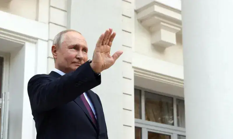 Putin considera "abominable" que Zelenski encubra el nazismo en Ucrania