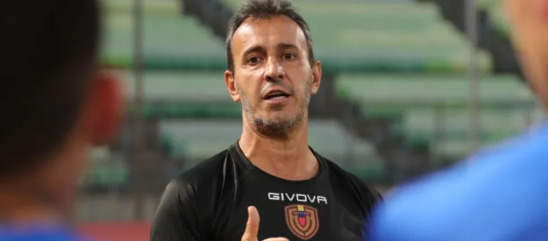 Fernando Batista distinguido como entrenador del año en Venezuela