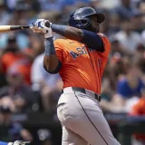 Yordan Álvarez firma una noche histórica con dos jonrones en la primera entrada