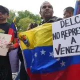 Migrantes rechazan en Nueva York presencia de Delcy Rodríguez