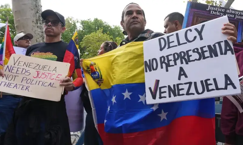 Migrantes rechazan en Nueva York presencia de Delcy Rodríguez