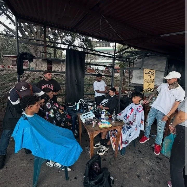 Un barbero en Caracas cambia cortes gratis por insumos para familias damnificadas