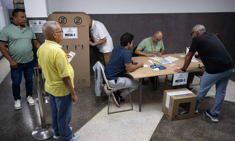 Colombianos en Zulia y Caracas votan en segunda vuelta presidencial