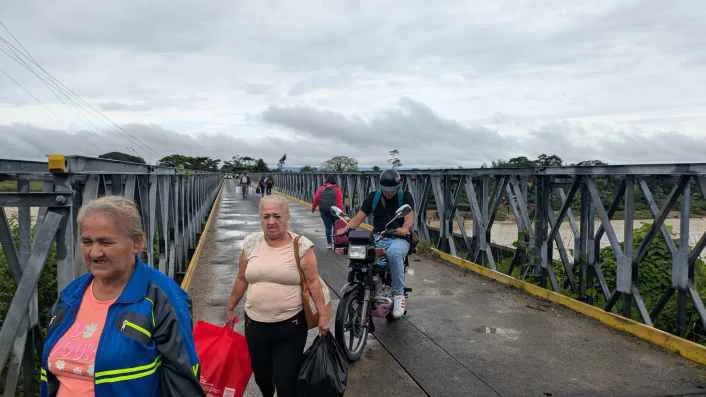 Productores arriesgan sus vidas en el río Burgua tras caer el puente
