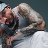 J Balvin lanza la balada de reguetón "Amigos"