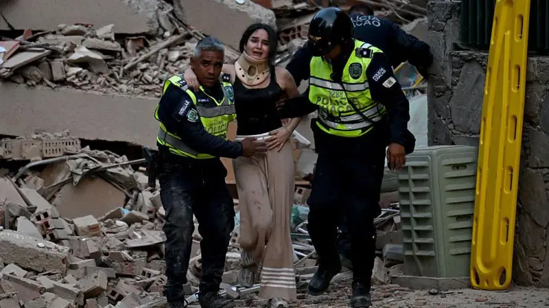 Dos fuertes sismos sacuden la costa central de Venezuela y dejan daños en Caracas