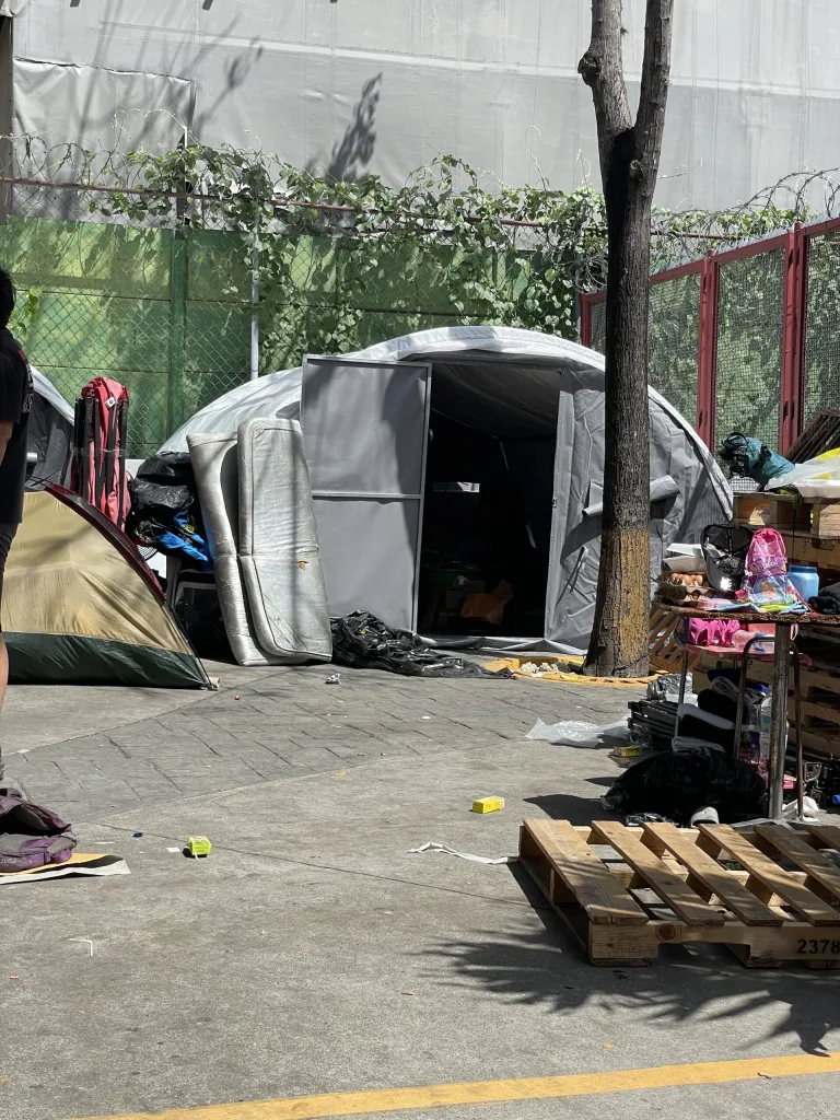Familias siguen en el Nuevo Circo tras los sismos en Caracas