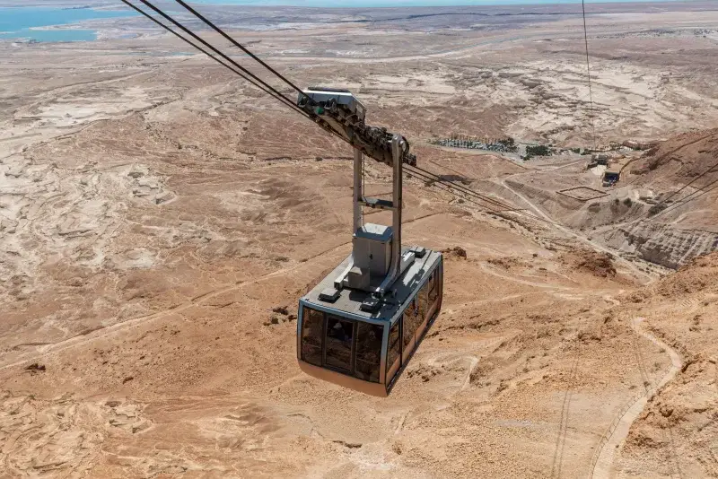 Vista aérea de un teleférico que asciende a Masada con vistas panorámicas del desierto judáico en Israel.