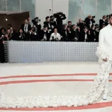 Bad Bunny impacta con escote y capa de flores en la Met Gala