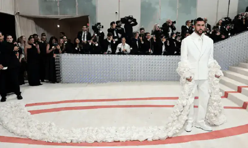 Bad Bunny impacta con escote y capa de flores en la Met Gala