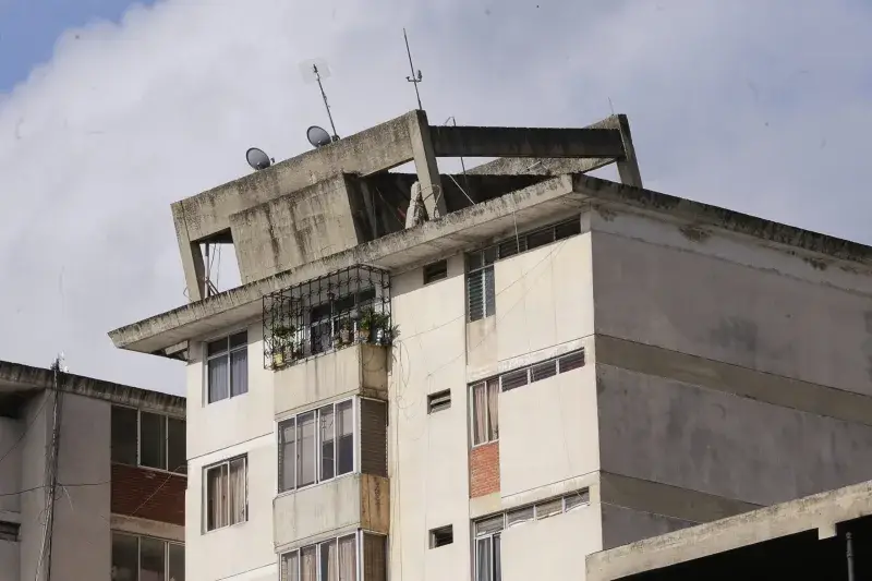 Voluntarios sostienen el rescate en el edificio Moisés tras el sismo del 24 de junio