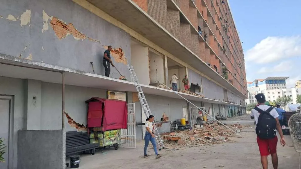 Vecinos desocupan urbanismos de la avenida Bolívar tras sismos en Caracas