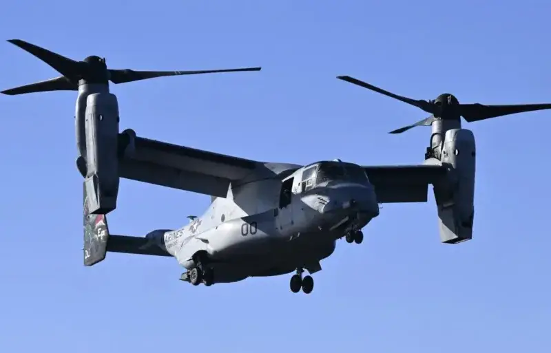 Helicóptero militar de EE UU inspeccionó zonas dañadas de La Guaira