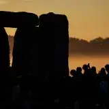 Miles de personas se reúnen en Stonehenge para recibir el verano