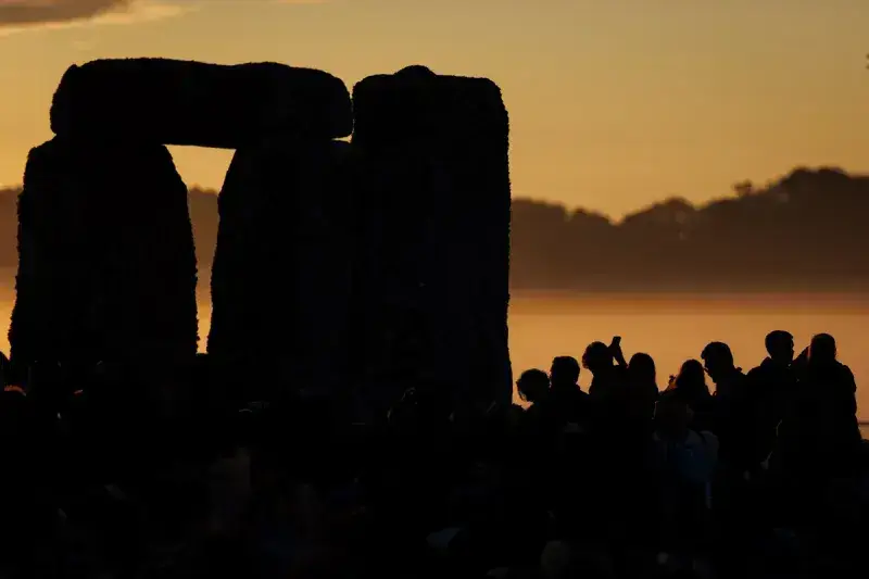 Miles de personas se reúnen en Stonehenge para recibir el verano