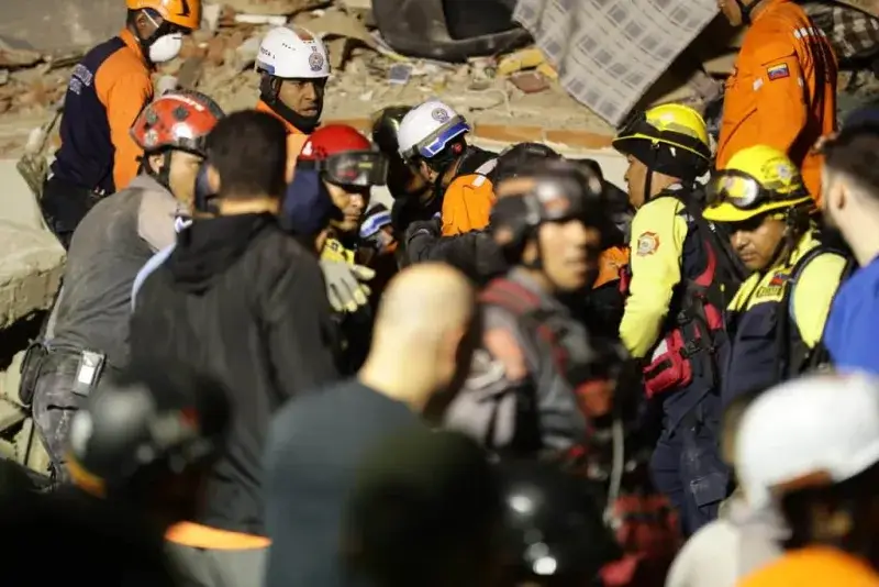 Caracas sigue en rescate contrarreloj tras los dos sismos del 24 de junio