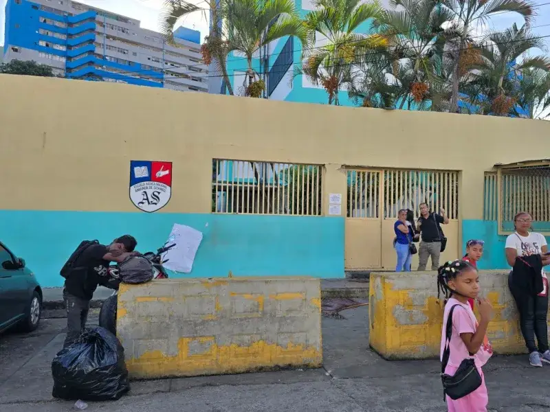 Escuelas en Caracas arrancan clases entre daños sísmicos y baja