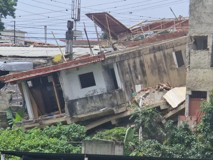Vecinos de Carayaca limpian escombros ante falta de ayuda