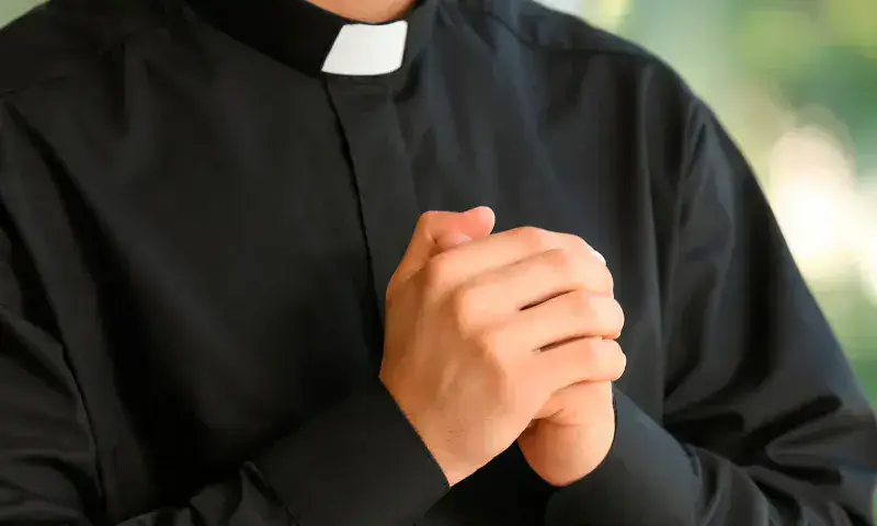 Condenan a sacerdote ortodoxo ruso por criticar invasión a Ucrania