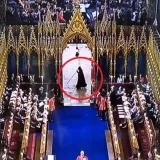 Misteriosa persona vestida de negro aparece en la coronación de Carlos III
