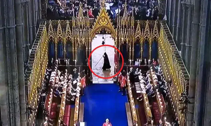 Misteriosa persona vestida de negro aparece en la coronación de Carlos III