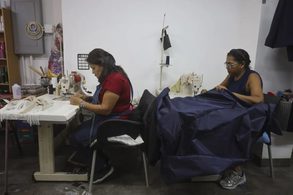 Una diseñadora convierte su taller en ayuda funeraria
