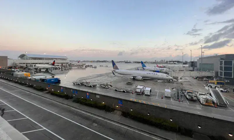 Aeropuerto de Fort Lauderdale seguirá cerrado hasta el viernes por lluvias