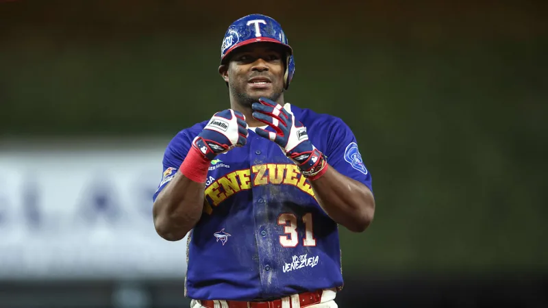 Yasiel Puig se incorporó a los entrenamientos de Tiburones de cara a la temporada 2024-2025