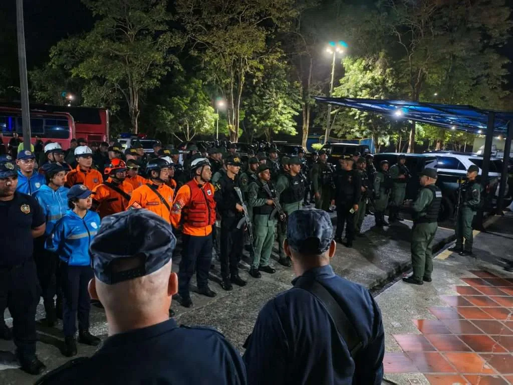 Rescatistas de 24 estados se despliegan en Caracas y La Guaira tras sismos