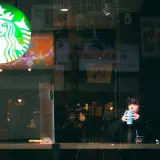 Starbucks cerrará sus tiendas en Corea del Sur por una lección de memoria histórica